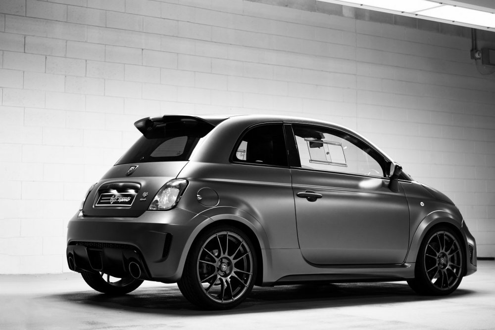 Abarth машина 695 Wils