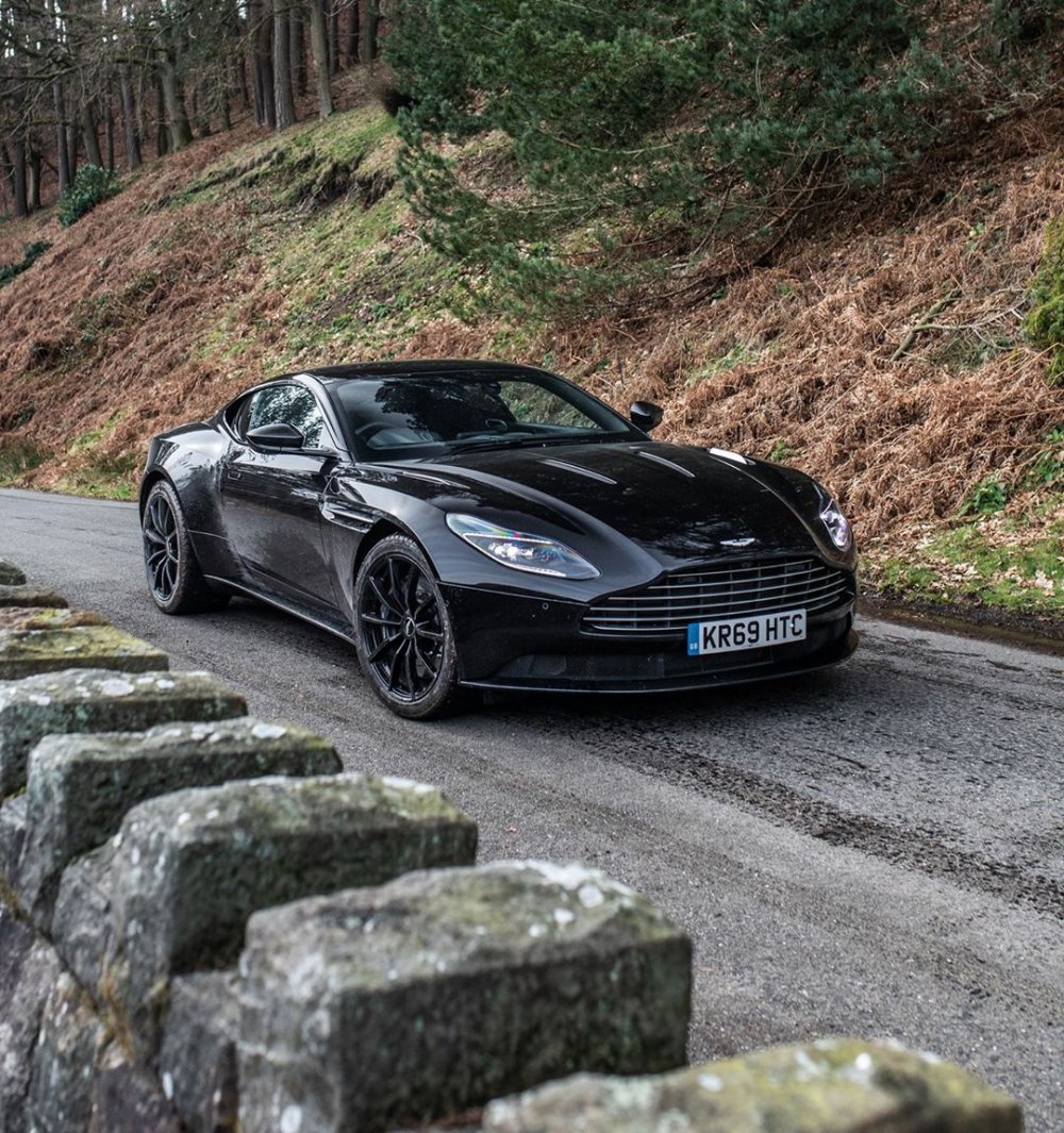 Aston Martin db11 черный