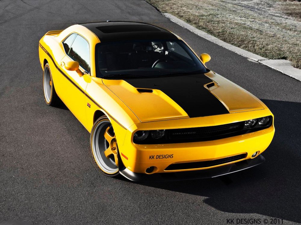 Желтый dodge Challenger srt8