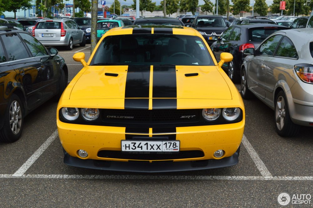 Dodge Challenger Hellcat желтый