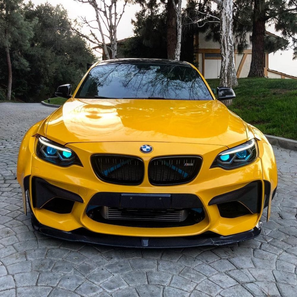 BMW m2 желтая