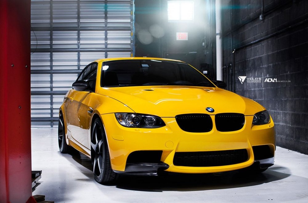 Желтая BMW 1m