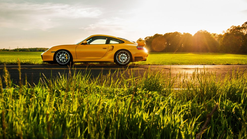 Porsche 911 Carrera 4s Coupe желтый