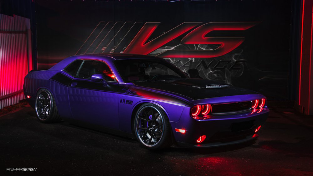 Dodge Challenger srt8 фиолетовый