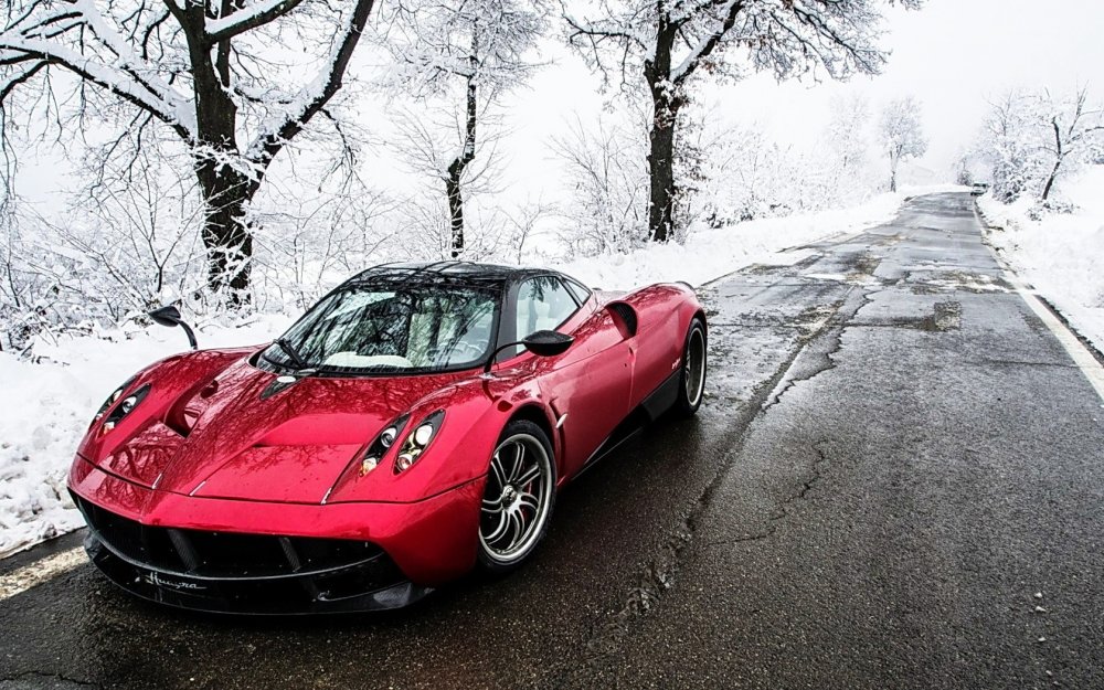 Pagani Huayra красная