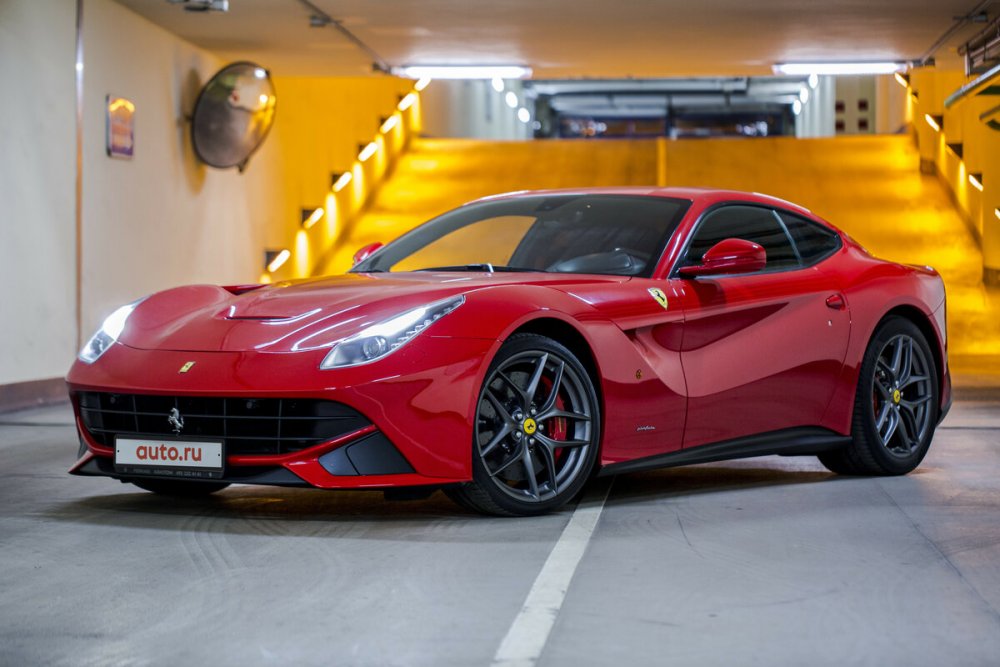 Ferrari f12 Berlinetta красная