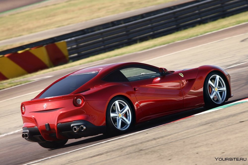 Ferrari f12 Berlinetta красная