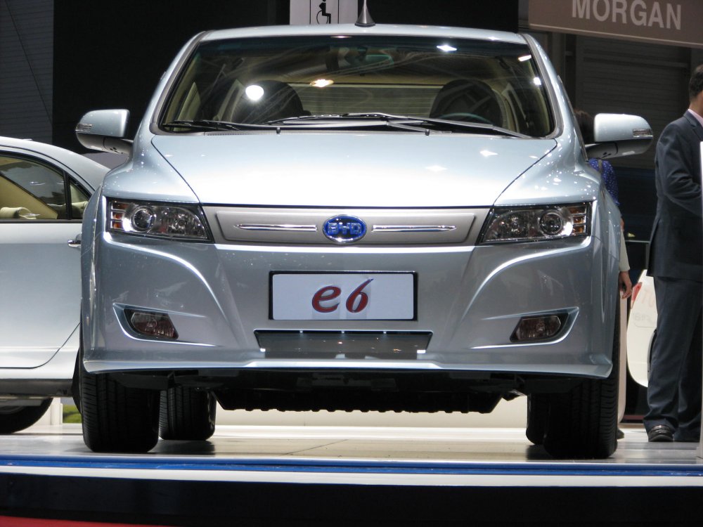 Электромобиль BYD e5 сзади