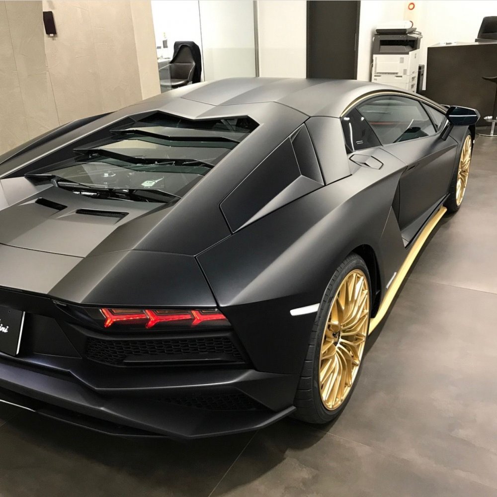 Lamborghini Aventador черный