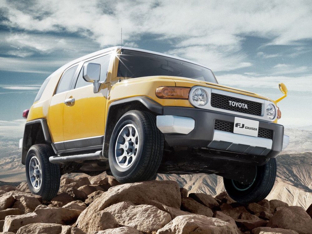 Toyota FJ Cruiser желтый