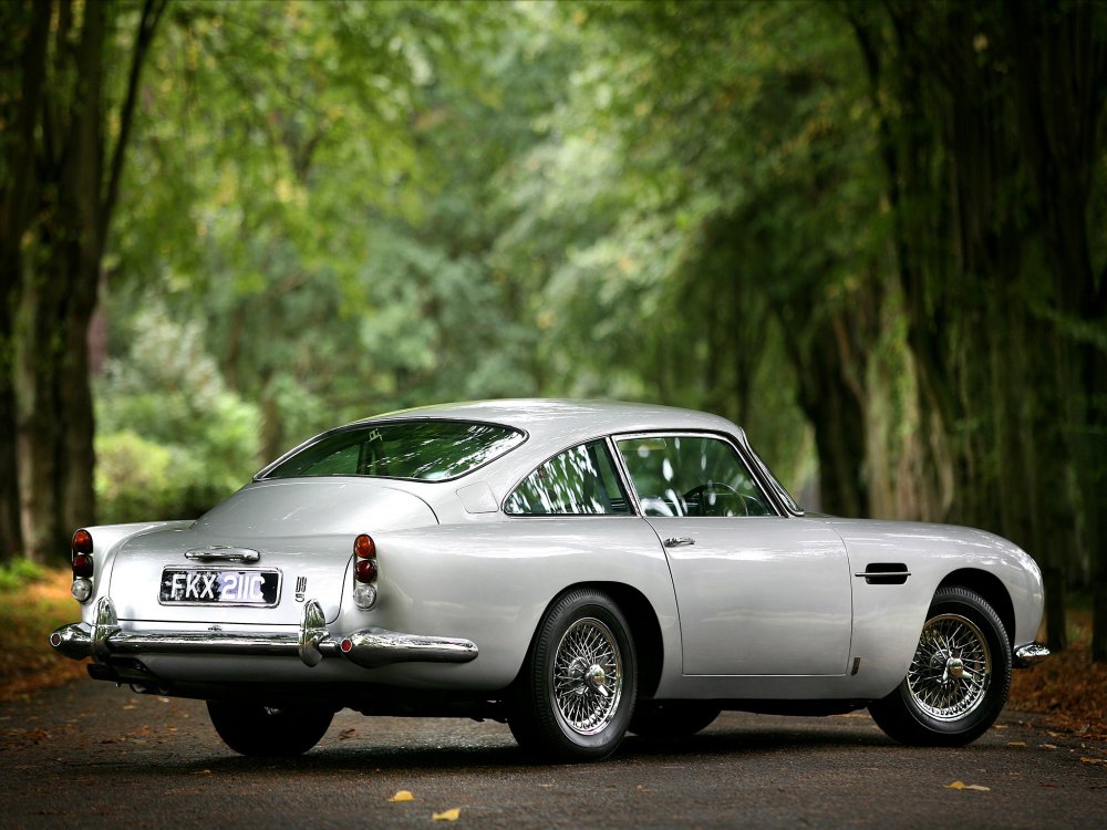 Aston Martin db5 Джеймса Бонда