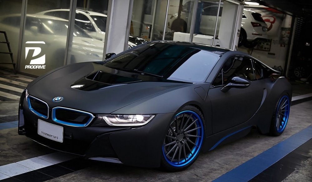 Спортивная BMW i8 черная