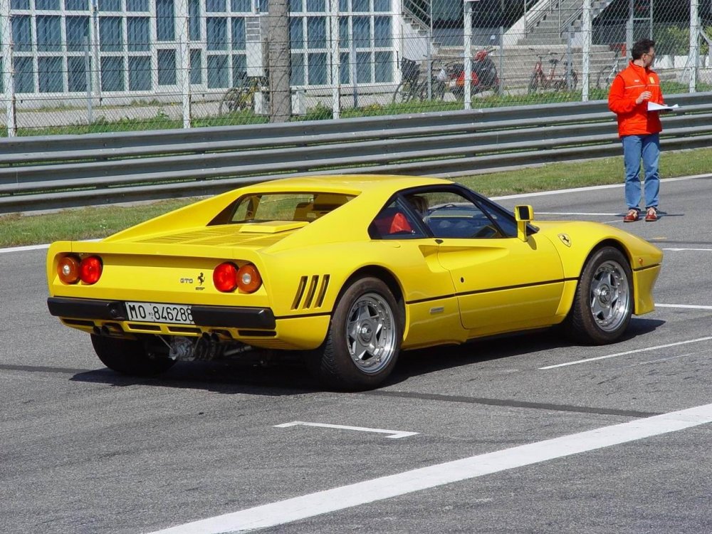 Феррари 288 GTO желтый