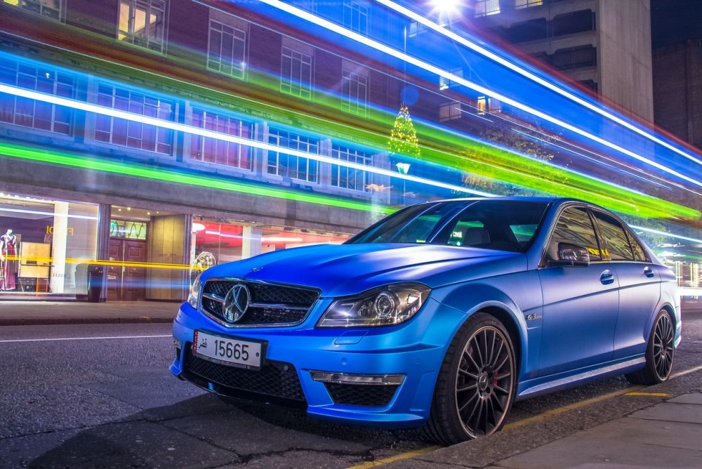 Мерседес c63 AMG неон