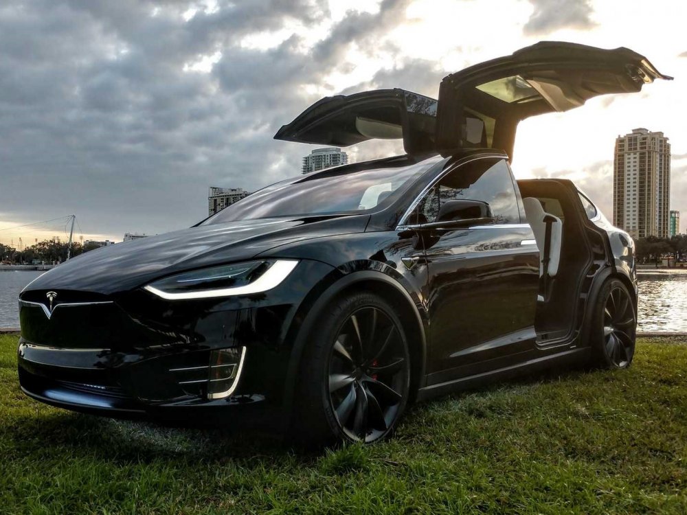 Машина Tesla model x