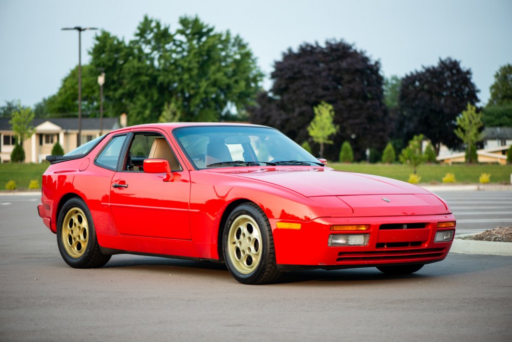 Porsche 944 Turbo Race