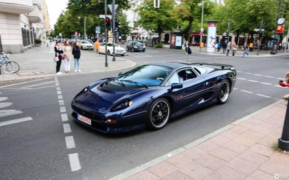 Ягуар xj220