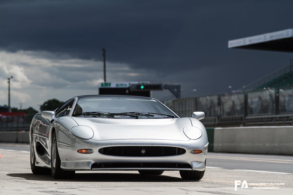 Jaguar XJ 220