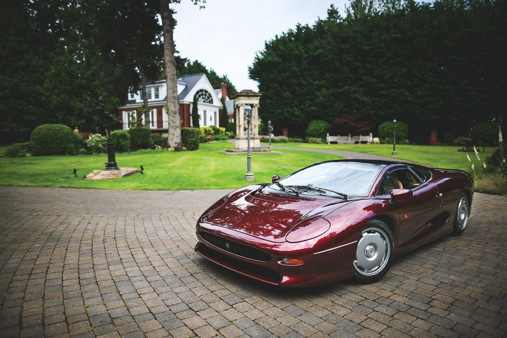 Jaguar XJ 220