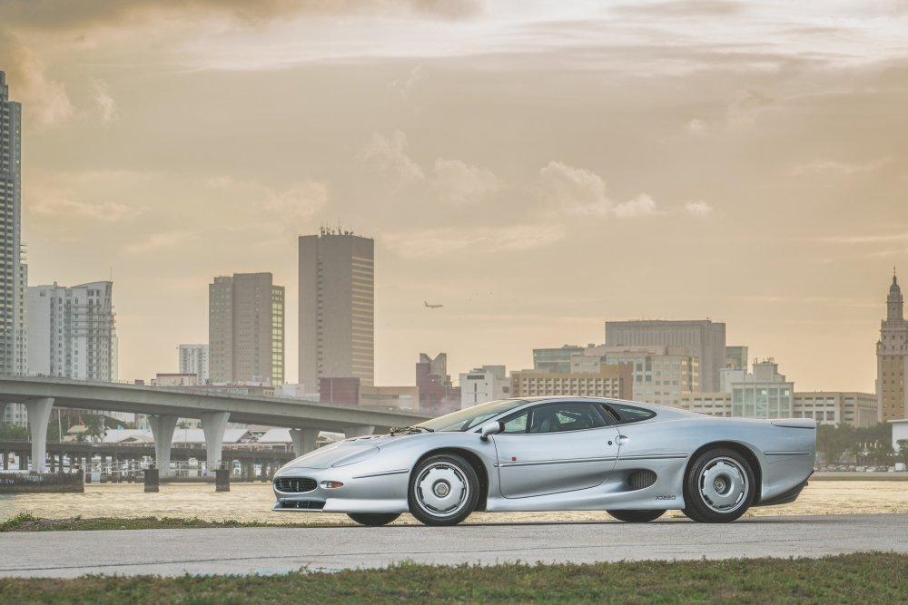 Jaguar xj220 2020