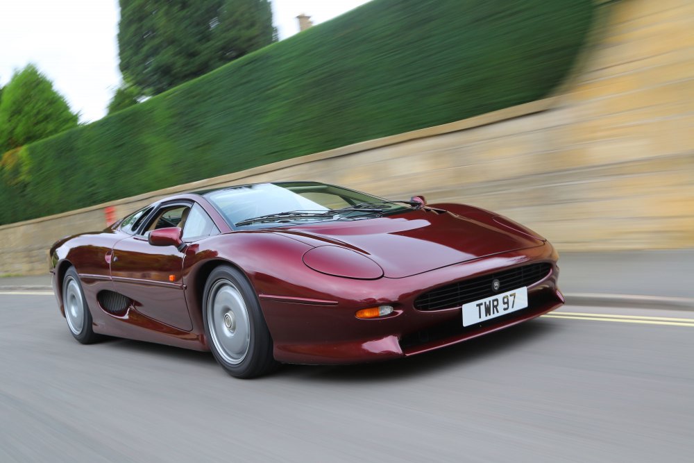 Jaguar xj220 vs Lamborghini