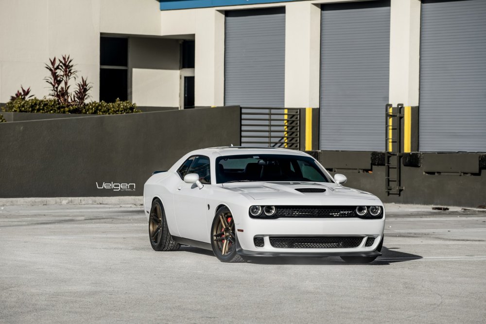 Dodge Challenger srt белый