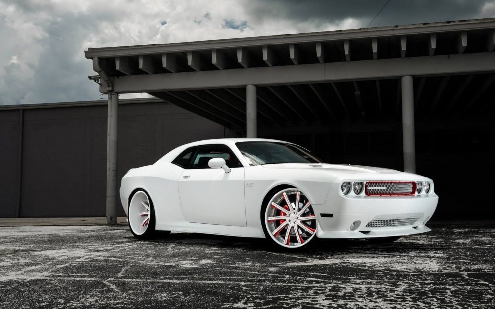 Машина dodge Challenger белая