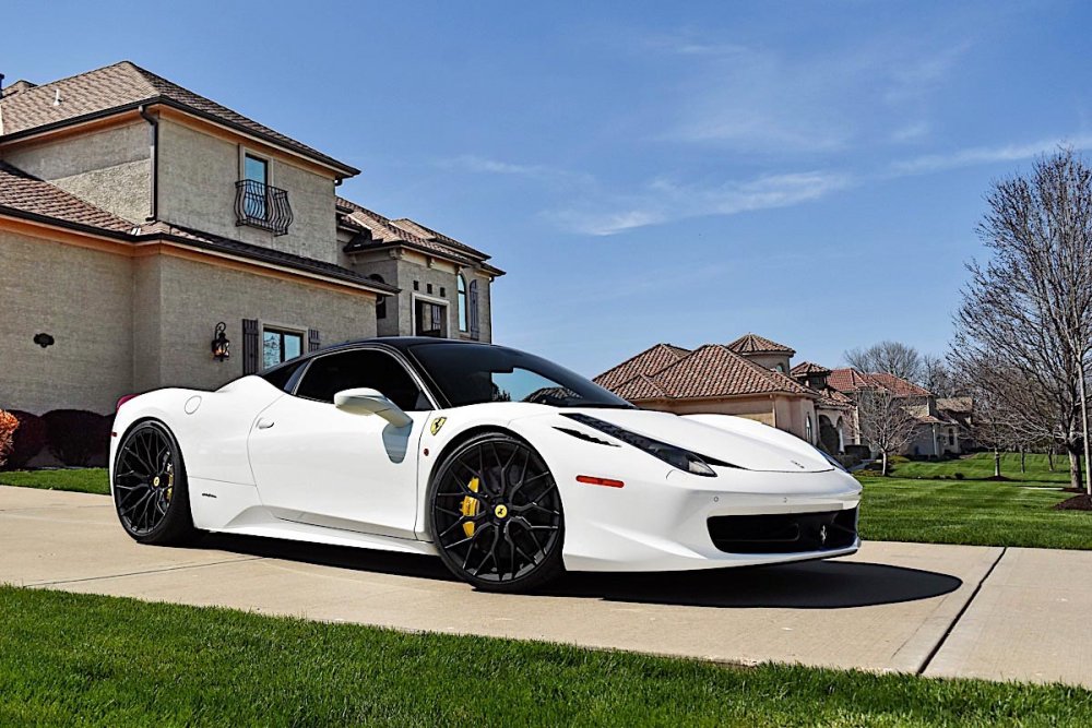 Ferrari 458 Spider белая