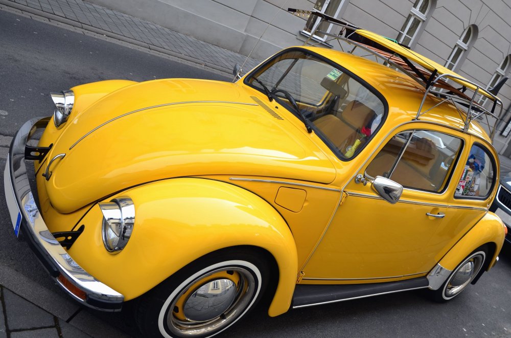 Volkswagen Beetle Жук желтый