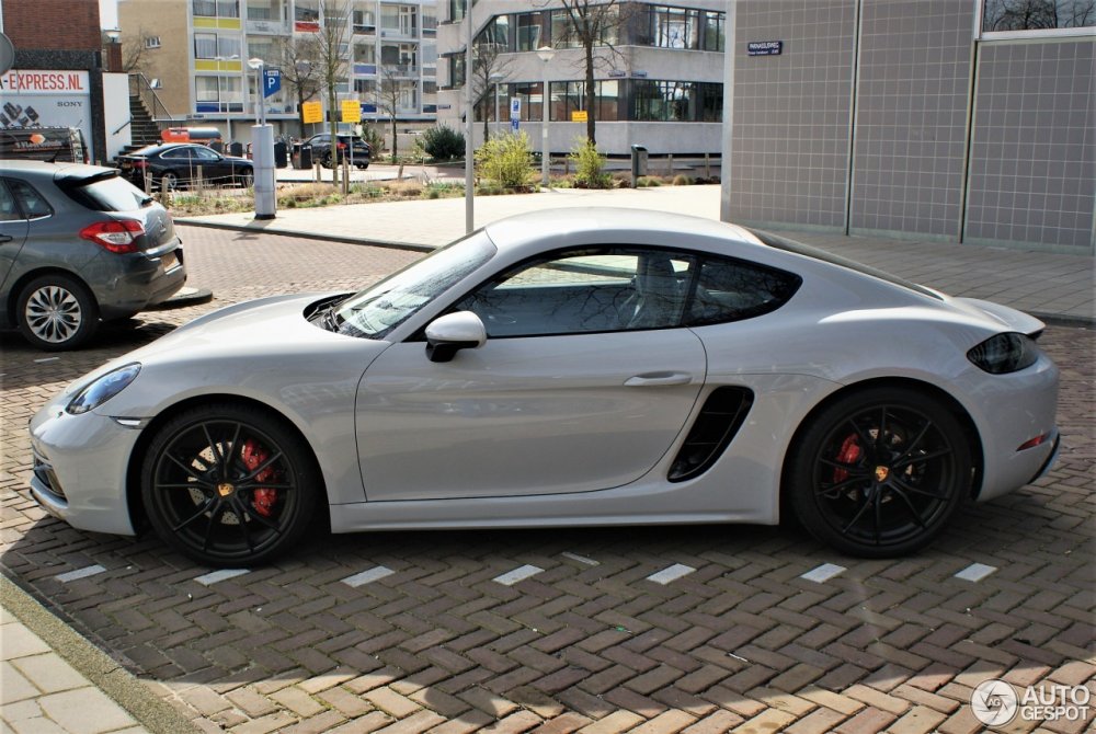 Porsche Cayman розовый