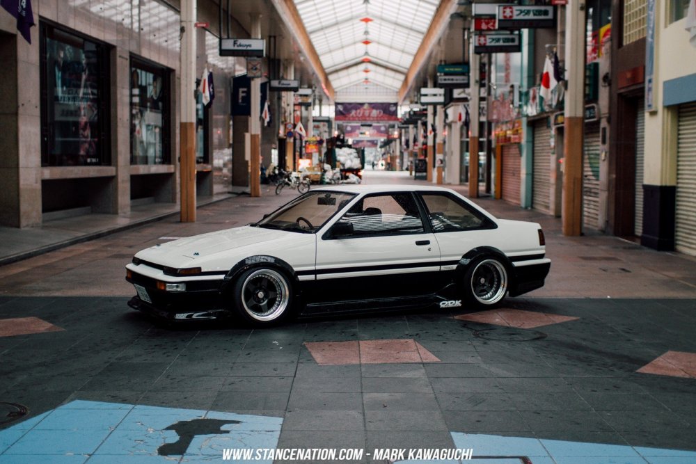 Toyota ae86 Trueno седан