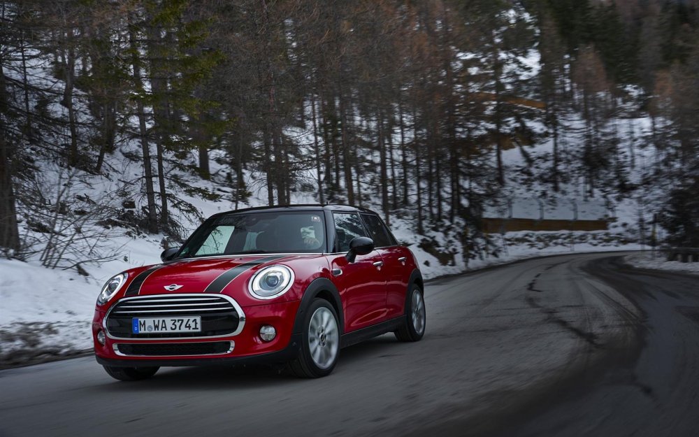 Красный Mini Cooper JCW