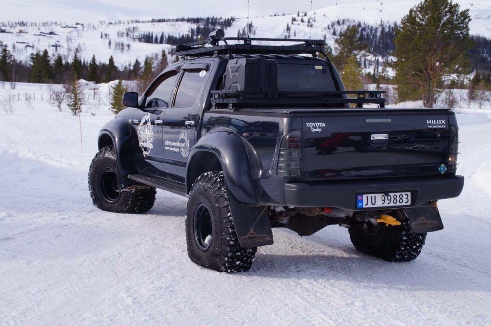 Hilux Arctic Trucks at38