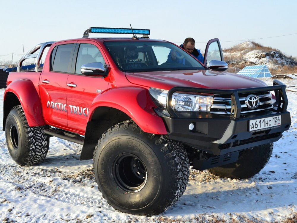 Toyota Hilux Arctic Trucks at35