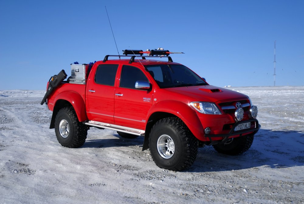 Toyota Hilux Arctic Trucks at38 красный