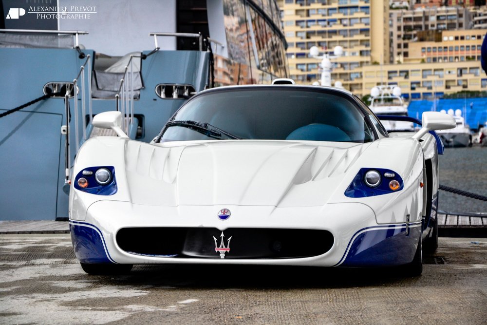 Суперкар Мазерати MC 12