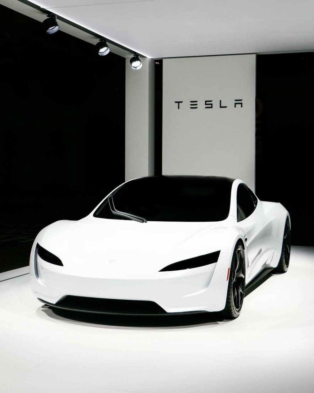 Tesla Roadster белая