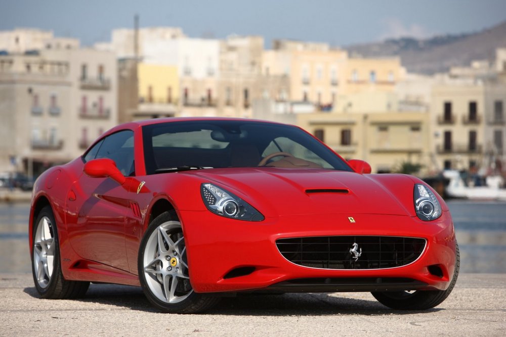 Ferrari California красная