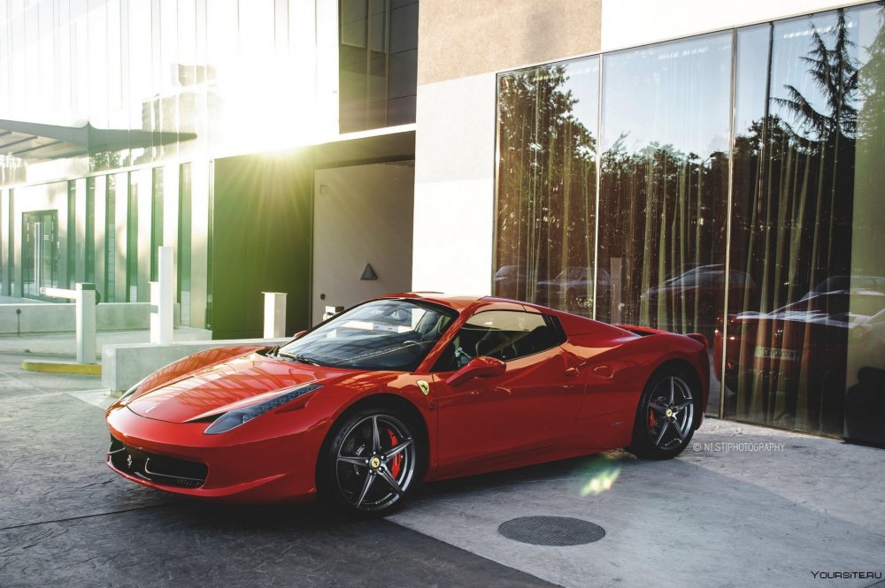 Красный спорткар Ferrari 458