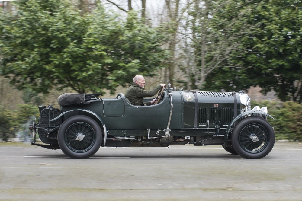 Гоночный Bentley из 1930 и его клон выпущенный через 90 разрешения 1440