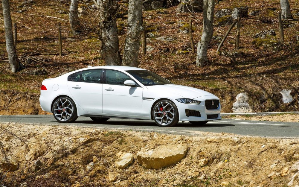 Xe Jaguar White Saloon