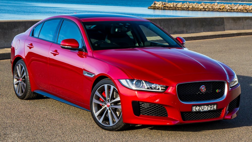 Jaguar xe красный