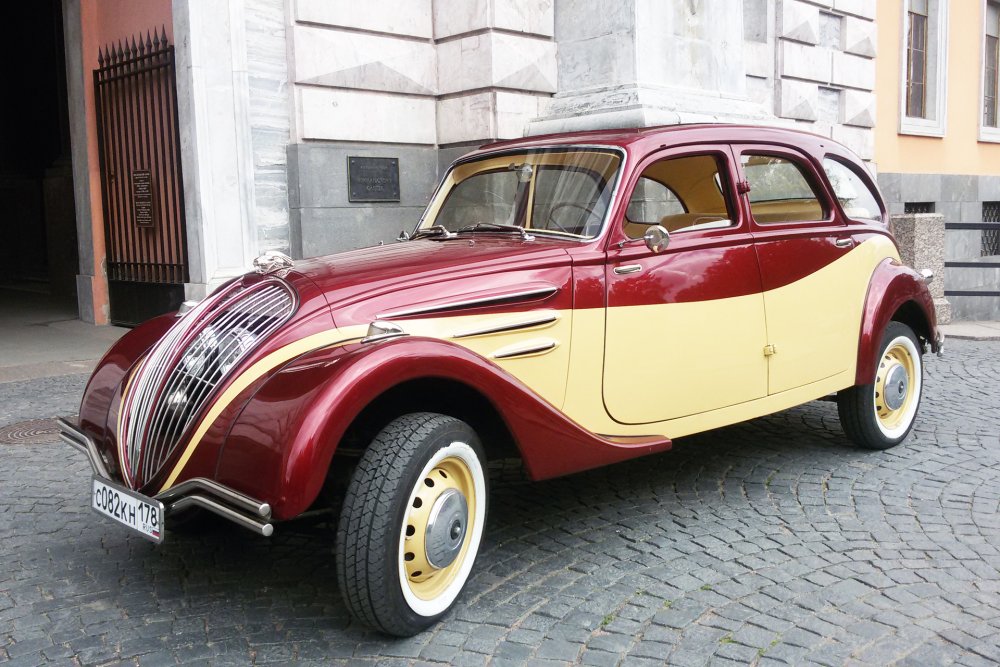 1935 Peugeot 402 Limousine