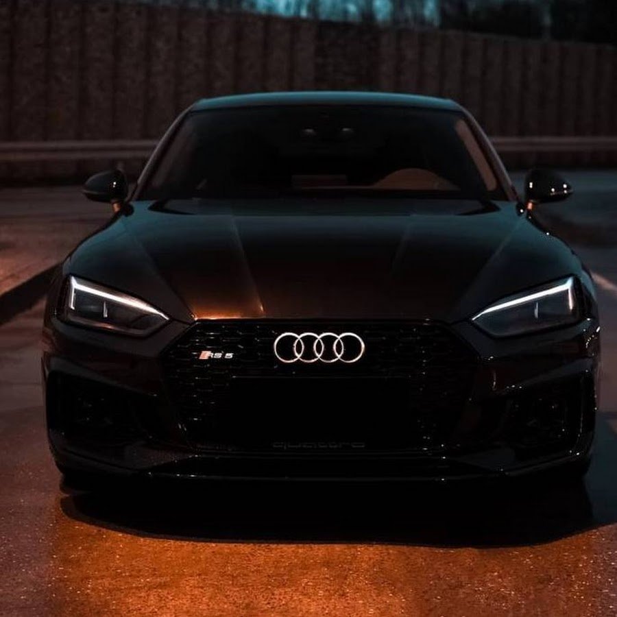 Черная Audi