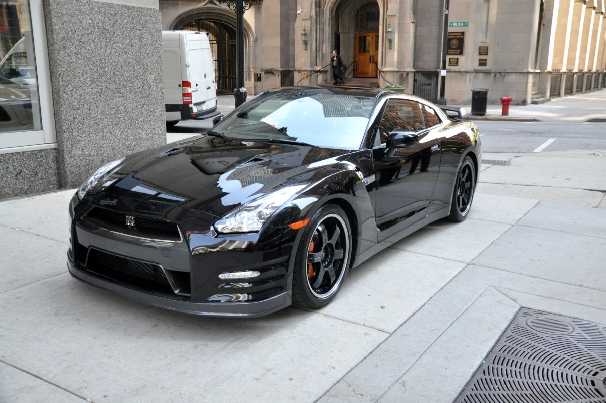 Nissan gt r r35 Black