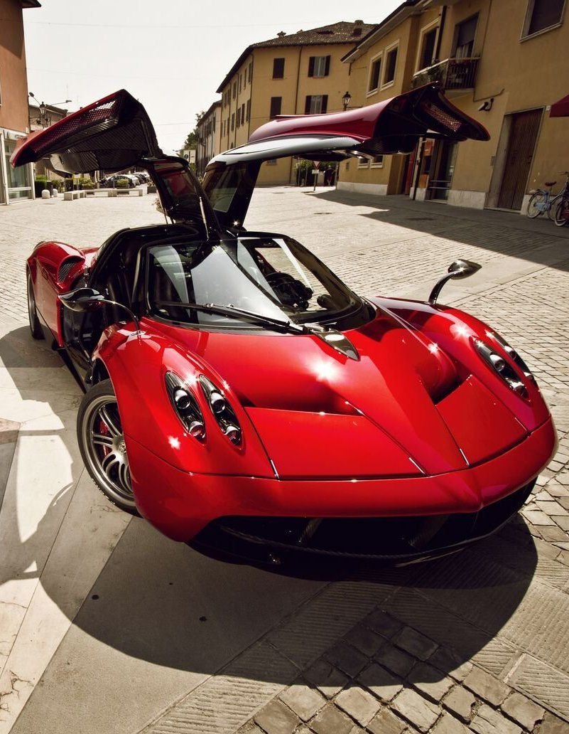 Pagani Huayra красная