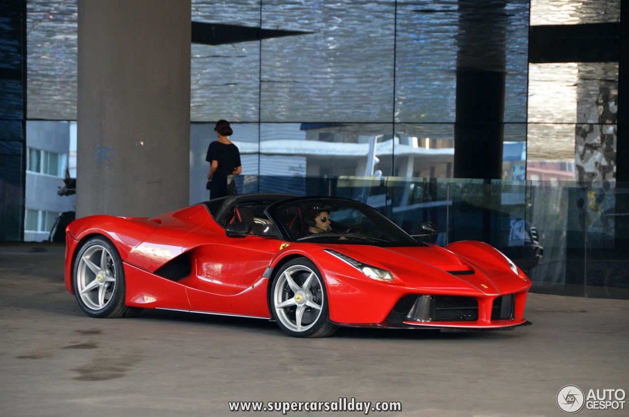 Ferrari LAFERRARI осень