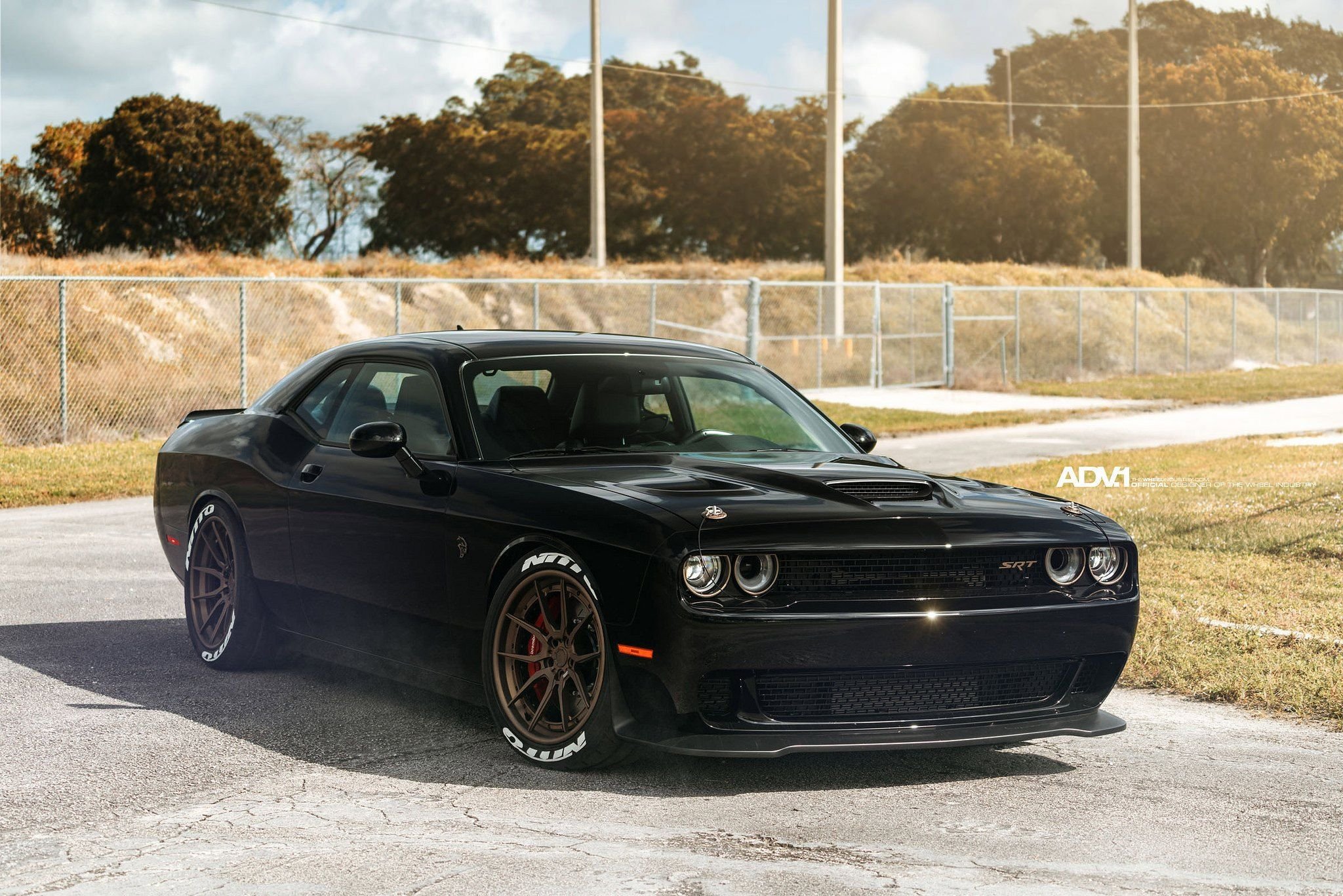 Hellcat dodge Challenger тюнингованный