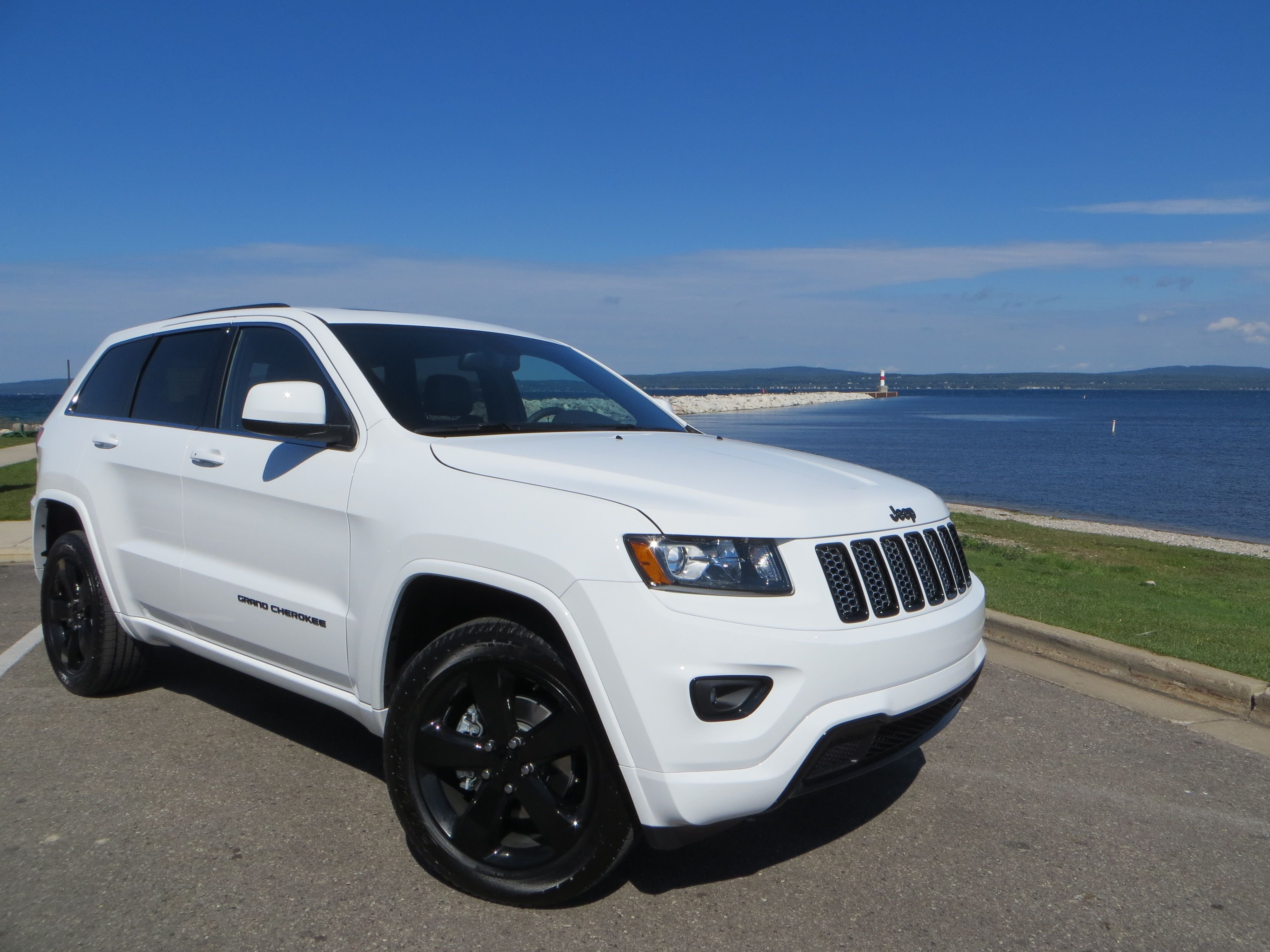 Большой белый х. Jeep Grand Cherokee 2015 белый. Jeep Grand Cherokee wk2 белый. Jeep Grand Cherokee 2015. Джип Гранд Чероки белый 2015.