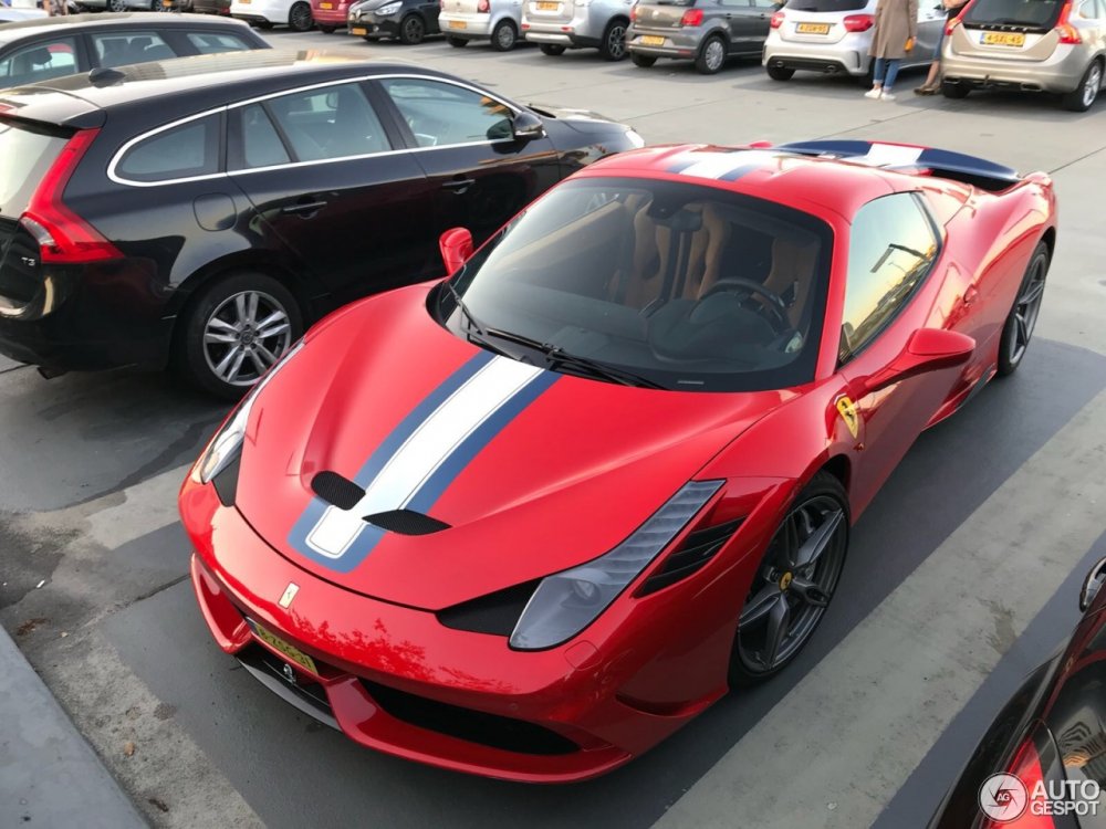 Ким Кардашьян Ferrari 458 Italia